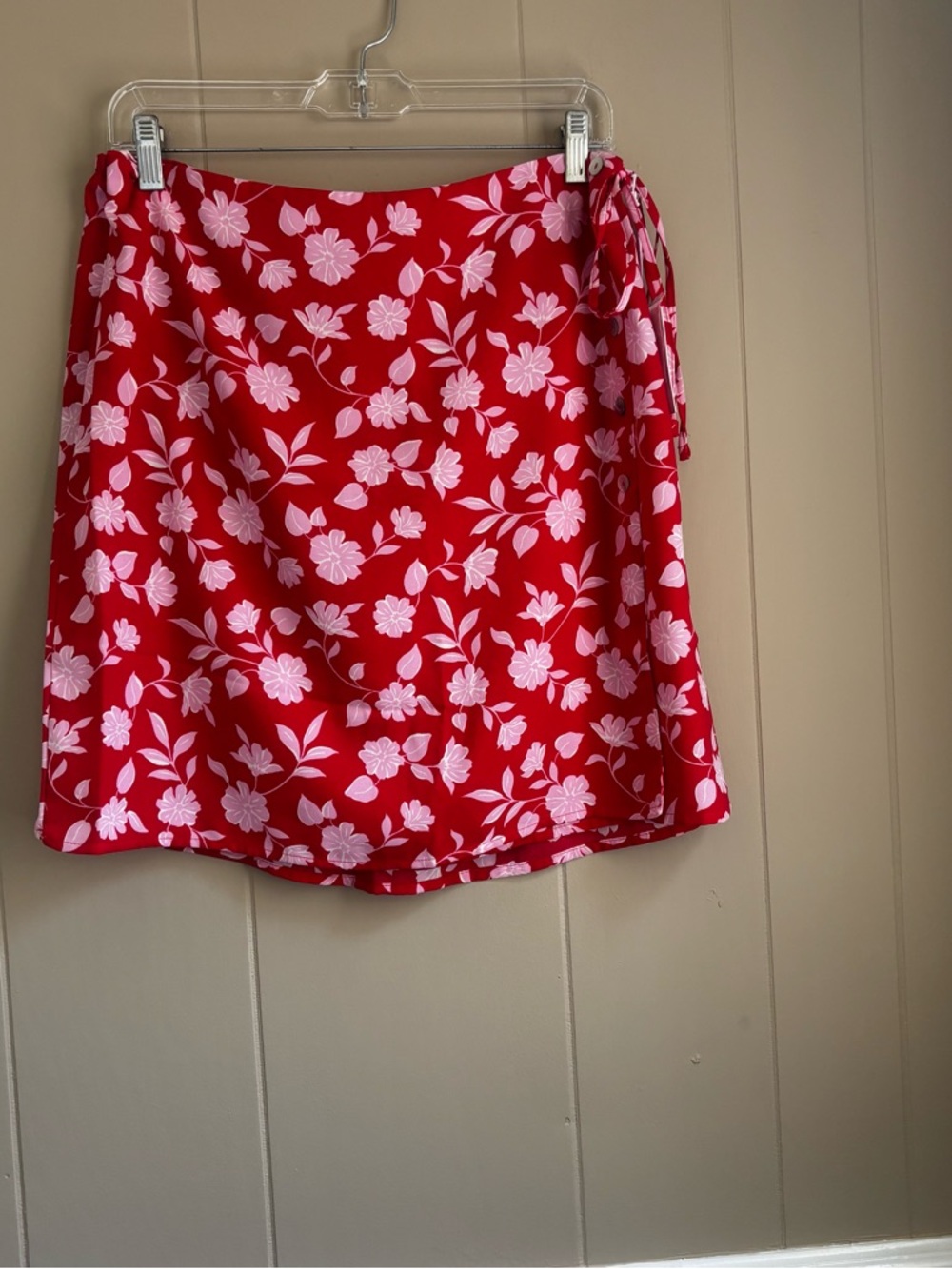 LC Lauren Conrad Red & Pink Floral Faux-Wrap Mini Skirt - Size Large. NWT